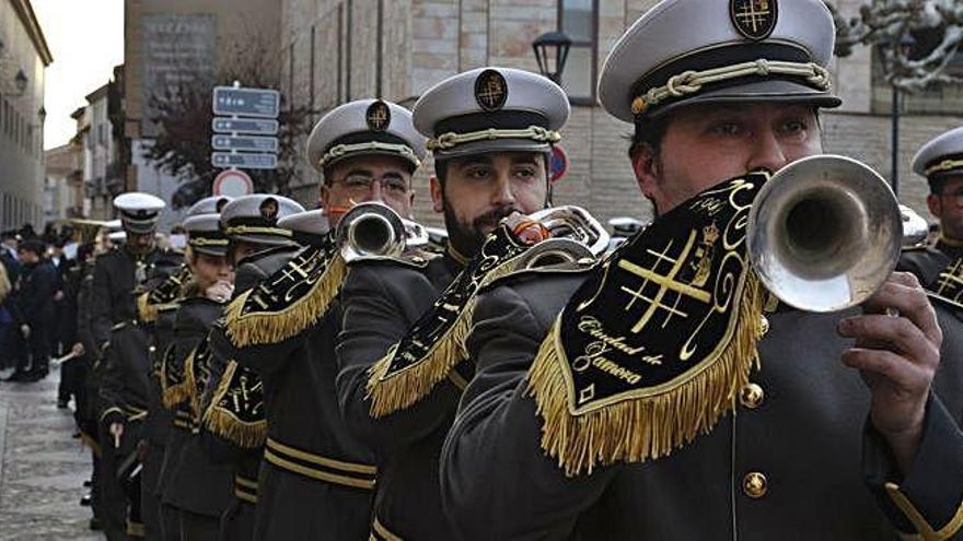 La banda de cornetas y tambores Ciudad de Zamora en un pasacalles.