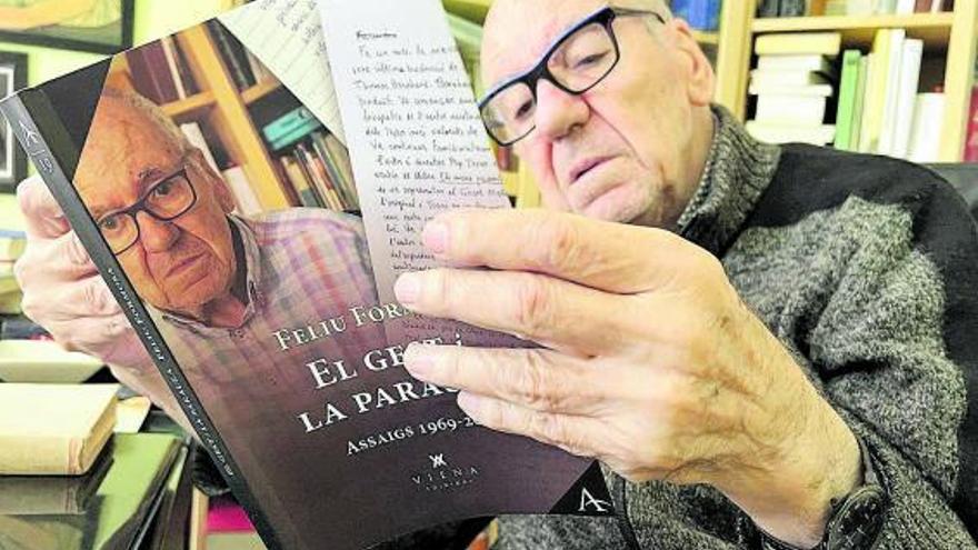 Feliu Formosa consulta el seu darrer llibre, «El gest i la paraula» (Viena Edicions) | ACN/MAR MARTÍ