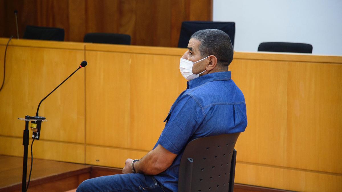 El acusado de explotación y abuso sexual, en el juicio de la Audiencia, este lunes.