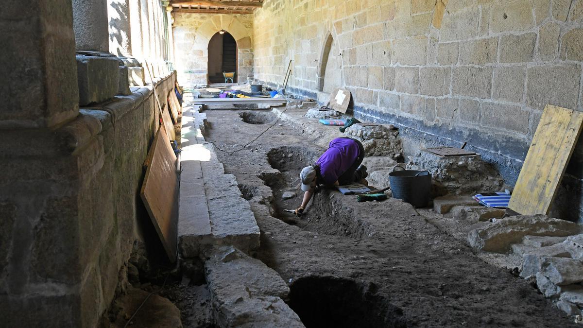 Excavación de tumbas en el claustro de Santa Clara.