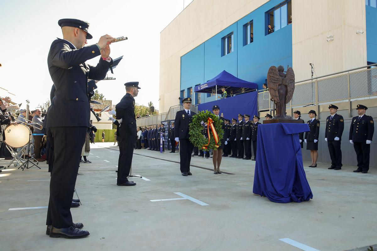 Homenaje a los caídos durante el acto de inauguración de la nueva comisaría de Policía Nacional en Calatayud (Zaragoza), este lunes