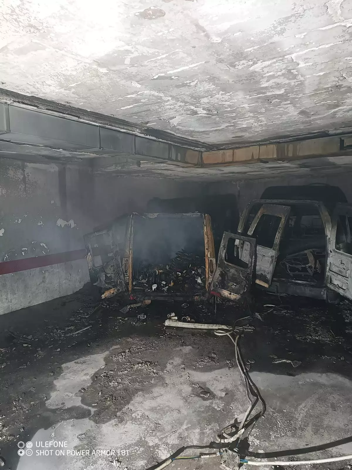Arden cinco furgonetas en un garaje del barrio Oliver de Zaragoza
