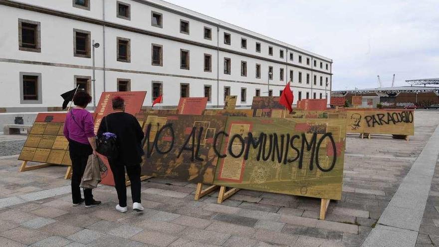 Los paneles de la exposición, en la plaza de la Fábrica de Tabacos, con las pintadas realizadas.