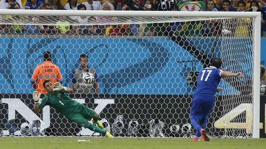 Keylor Navas conduce a Costa Rica a los cuartos ante Holanda