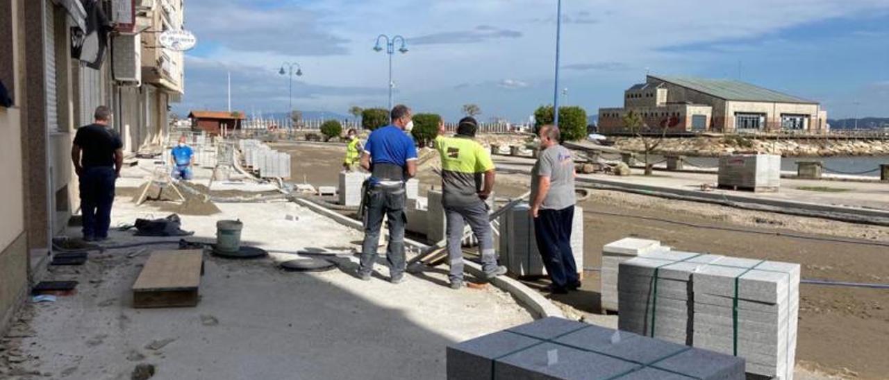 Los operarios en la avenida de Beiramar, ayer.