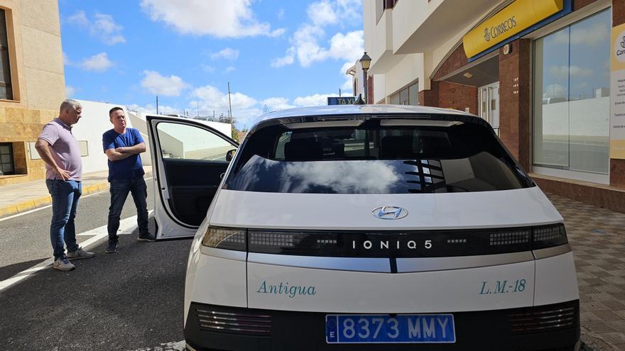Antigua estrena el primer taxi cien por cien eléctrico de Fuerteventura