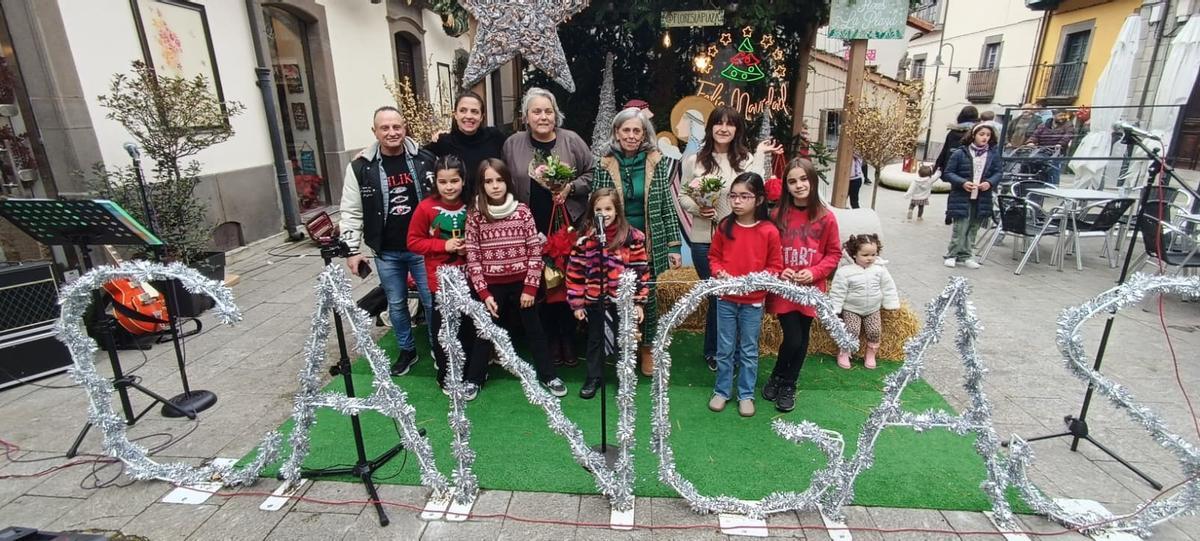 Los participantes posan con la responsable de Flores La Plaza.