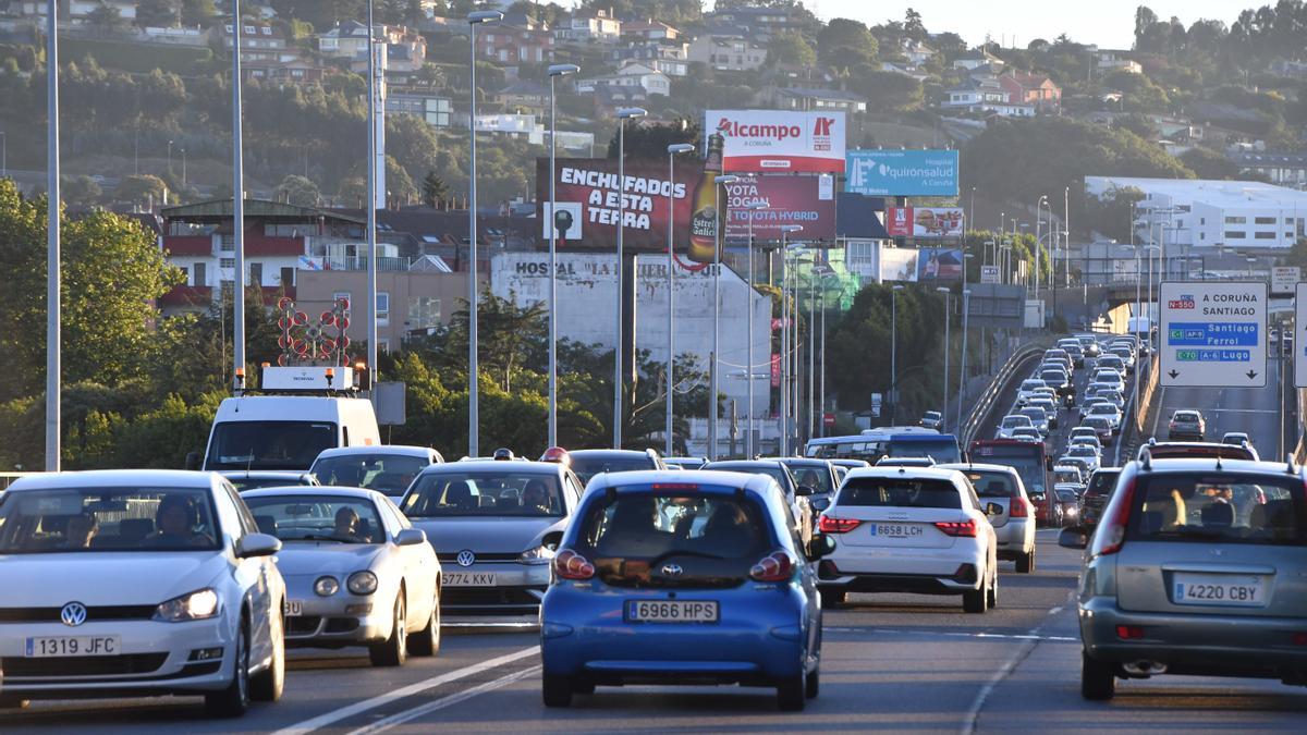 Vehículos circulando por el puente de A Pasaxe