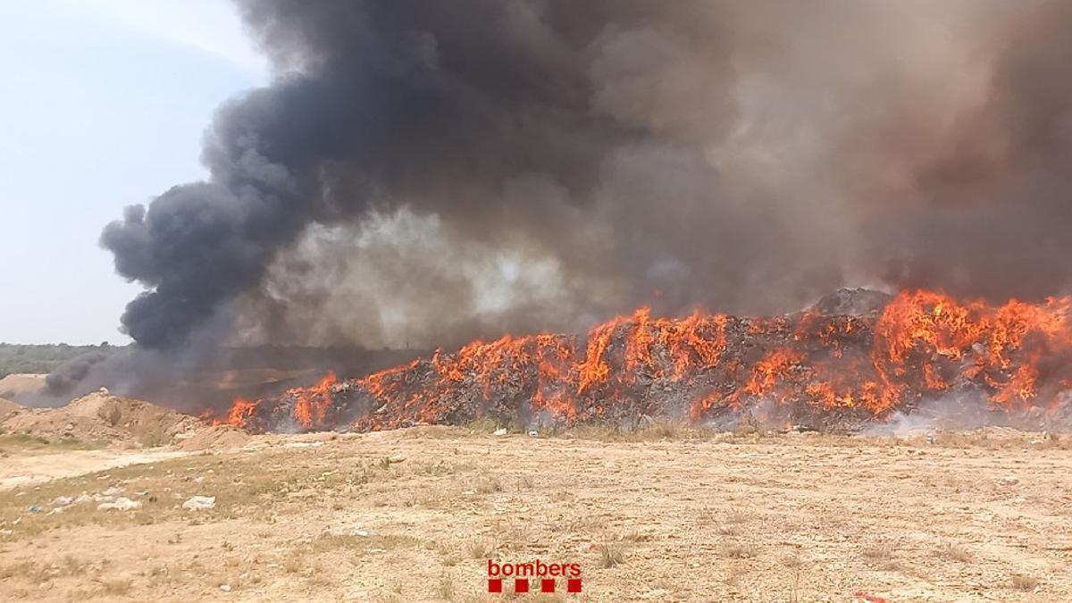 Incendio en el vertedero de Mas de Barberans, en el Montsià.