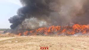 Incendio en el vertedero de Mas de Barberans, en el Montsià.