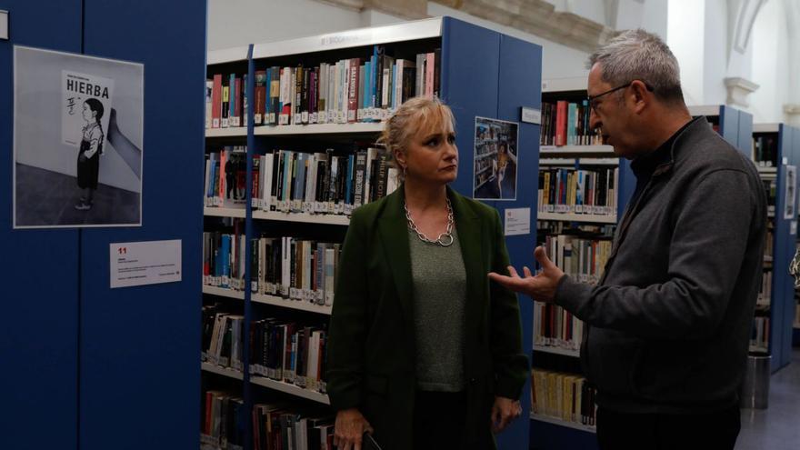 En primer término ejemplos de «bookfaces» y la delegada de la Junta, Leticia García conversa con el director de la Biblioteca Pública de Zamora, Paco Pardo.