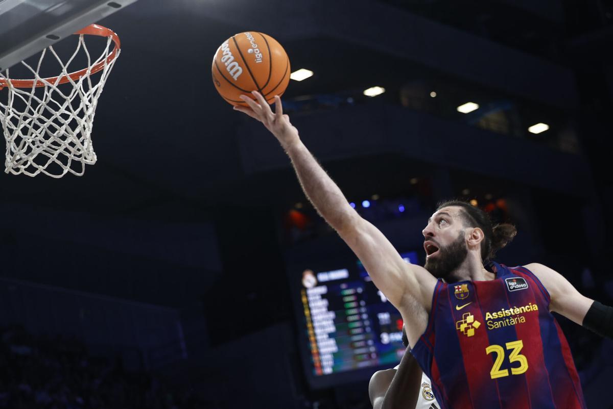 Tornike Shengelia ataca el aro madridista.