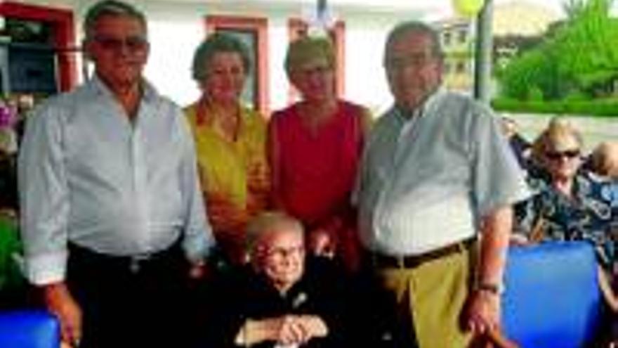 Candela Lázaro celebra su cien cumpleaños junto a su familia en Montánchez