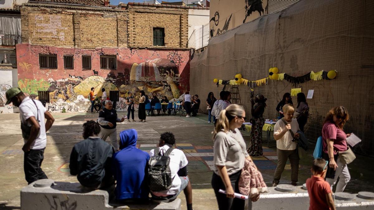 El barrio de La Magdalena ha acogido este sábado la fiesta de la regularización de migrantes