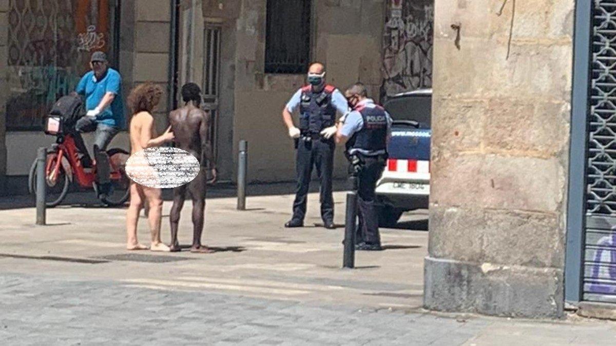 Detenido tras caminar desnudo junto a otra mujer en el barrio del Raval