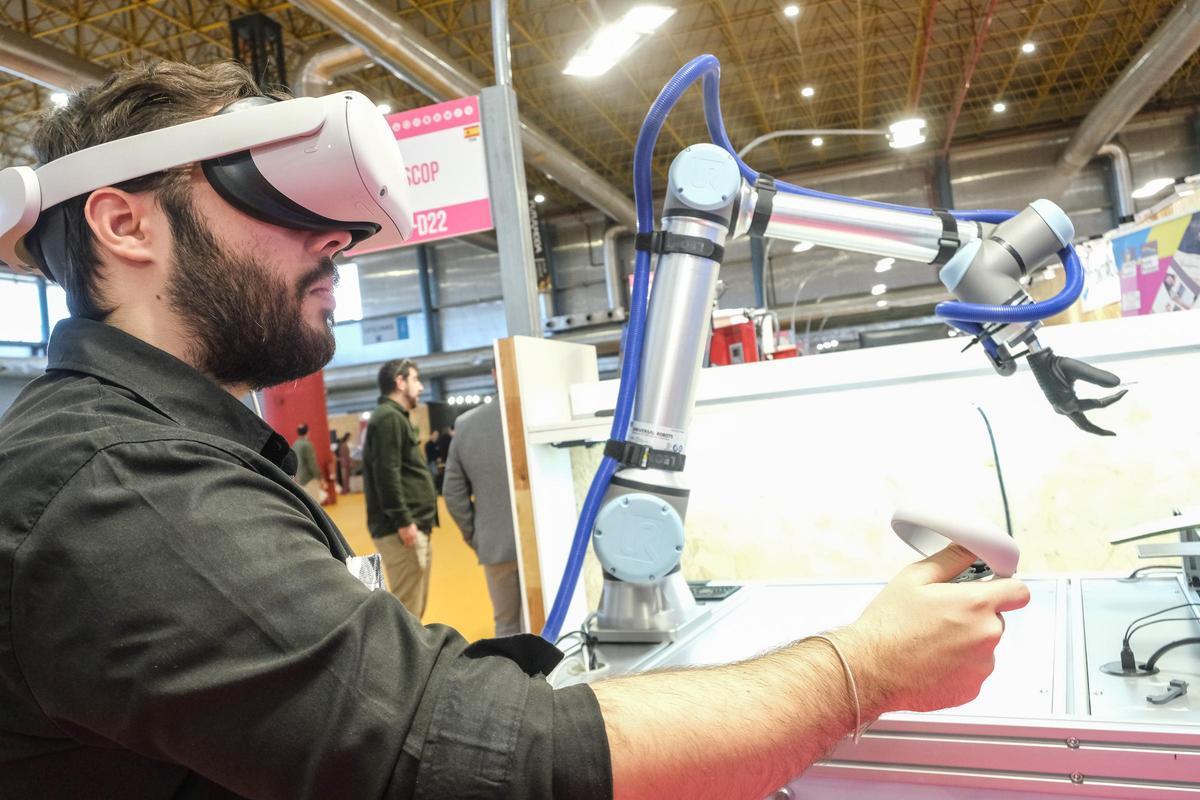 El brazo robótico de Inescop manejado con unas gafas virtuales y unos joysticks.