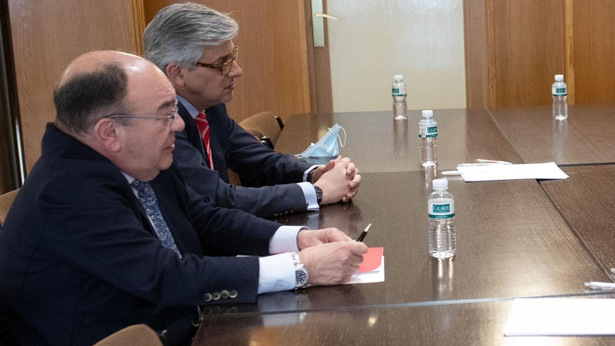 Enrique Oliveira junto a Javier Díaz, en la reunión tras la que hizo las polémicas declaraciones.