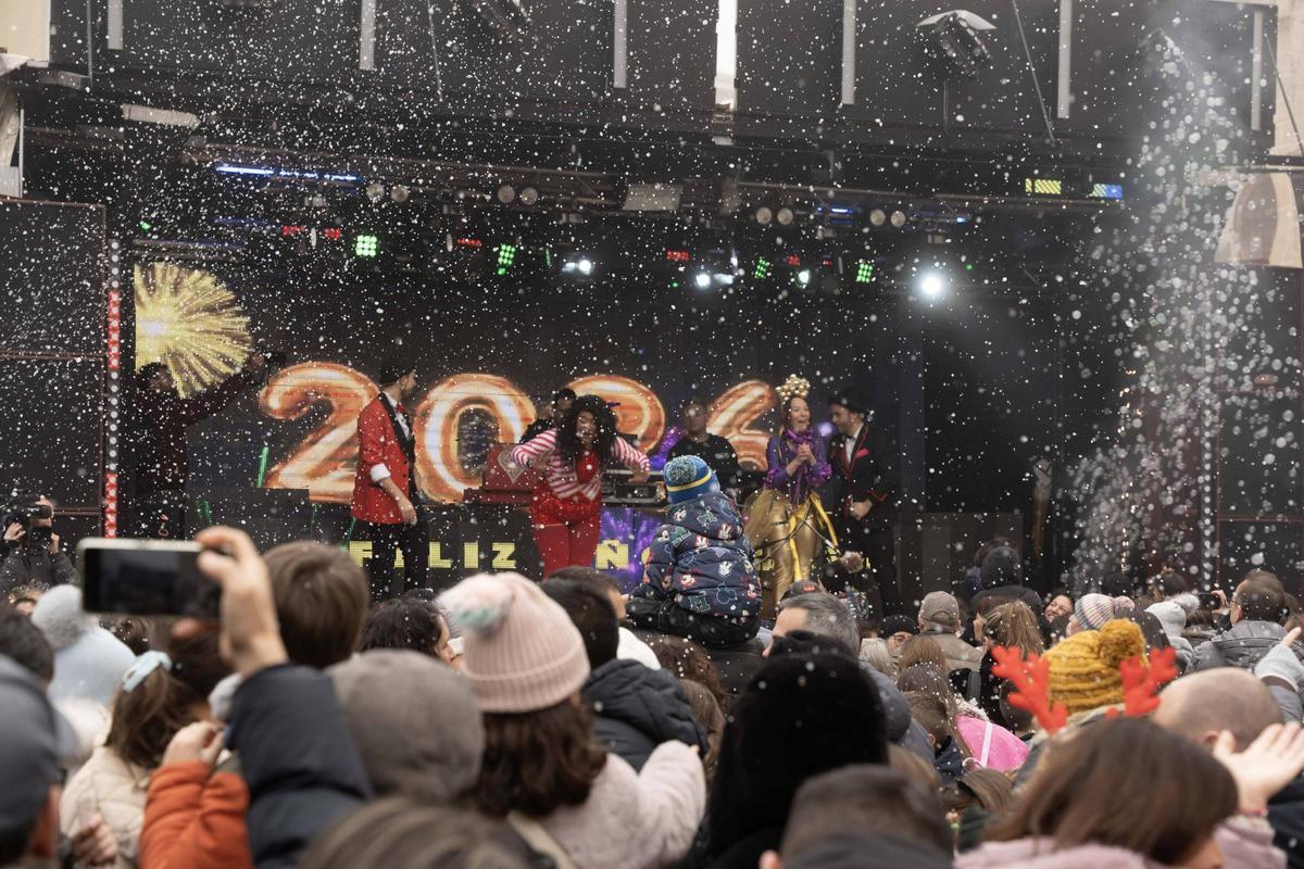 Los niños pacenses se comen las uvas de gominola en las campanadas de San Juan