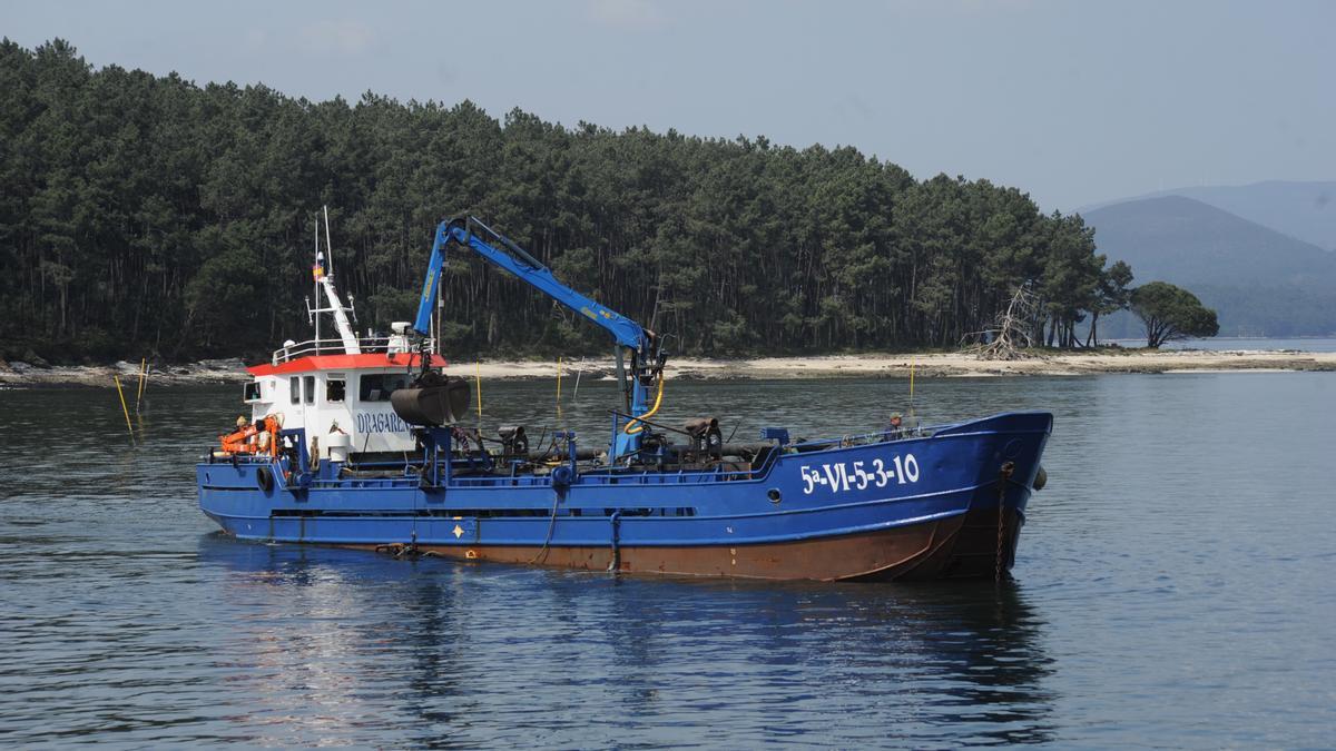 Un dragado anterior en el puerto de Carril.