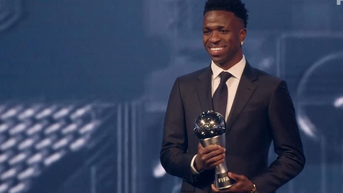 Vinicius, con el premio The Best.