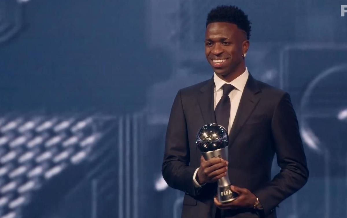 Vinicius, con el premio The Best.