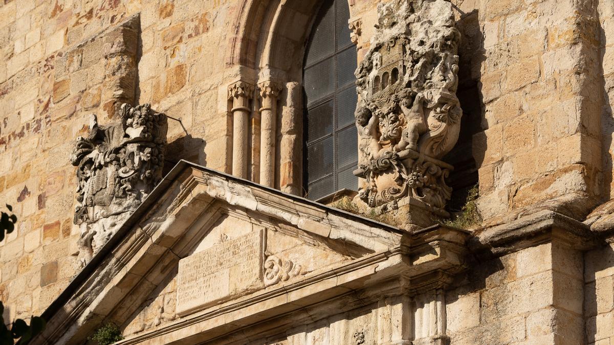 Detalle de los dos escudos en la fachada sur