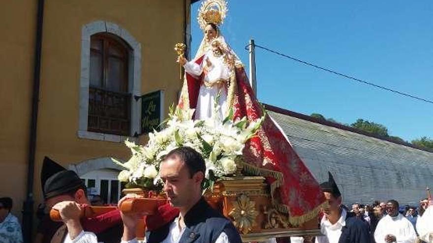 La procesión por las calles de Benia de Onís ayer.