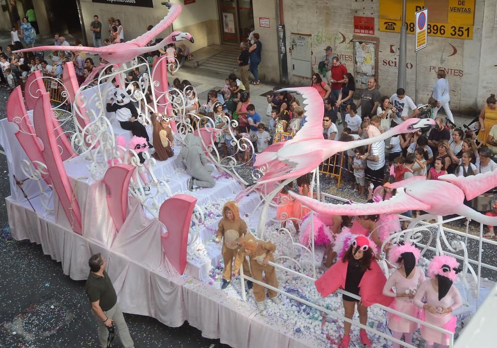 Carrozas y serpentinas llenan de color las calles de Pontevedra - La Bella y la Bestia y los Minnions, protagonistas de una Batalla de Flores que contó con la presencia de numeroso público