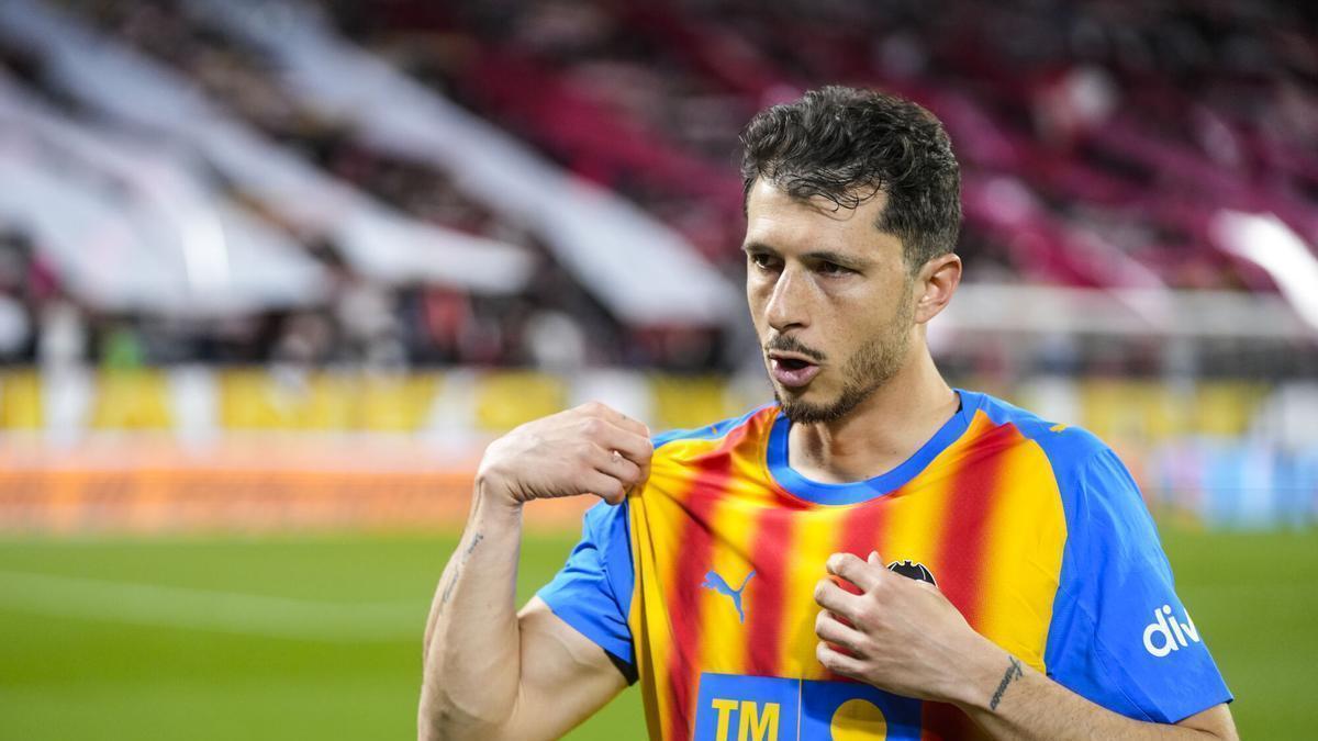 Guido Rodriguez of Valencia CF looks on during the Spanish league, LaLiga EA Sports, football match played between Sevilla FC and Valencia CF at Ramon Sanchez-Pizjuan stadium on March 21, 2026, in Sevilla, Spain. AFP7 21/03/2026 ONLY FOR USE IN SPAIN. Joaquin Corchero / AFP7 / Europa Press;2026;SPORT;ZSPORT;SOCCER;ZSOCCER;Sevilla FC v Valencia CF - LaLiga EA Sports