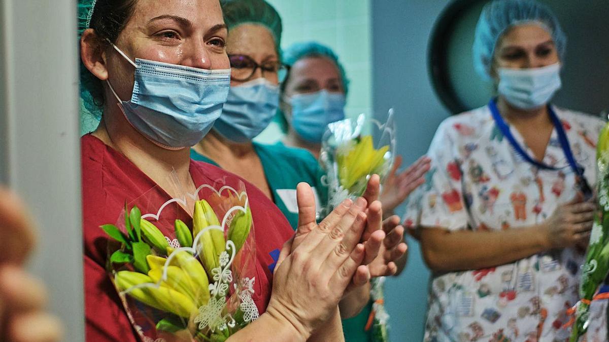 Momento del acto para agradecer el esfuerzo de los sanitarios en el Hospital de La Candelaria, en 2020. | | ANDRÉS GUTIÉRREZ