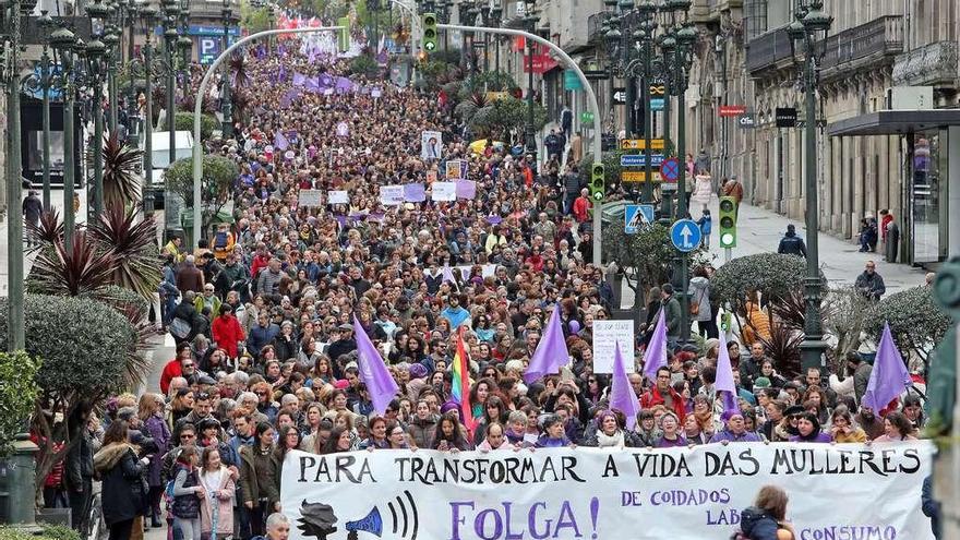 Miles de mujeres se manifiestan para reclamar igualdad entre sexos, el pasado fin de semana, en Vigo.