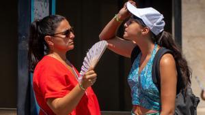 Dos mujeres se protegen del calor en Barcelona.