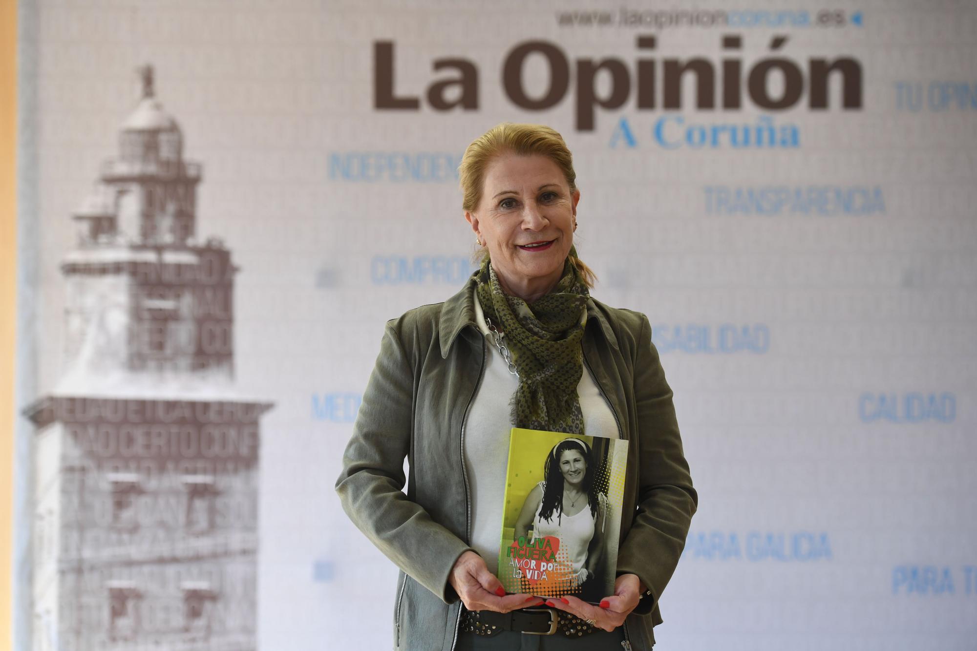 Oliva Figueira posa con su libro en la calle de A Franxa.  | CARLOS PARDELLAS