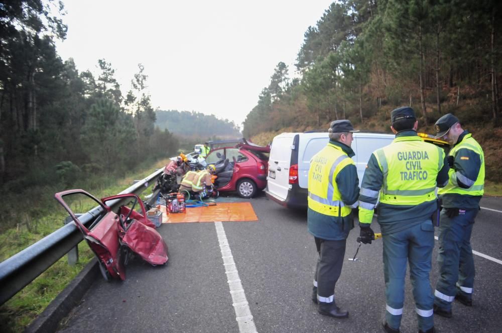 Muere una mujer y tres hombres resultan heridos en una colisión frontal en Caldas de Reis