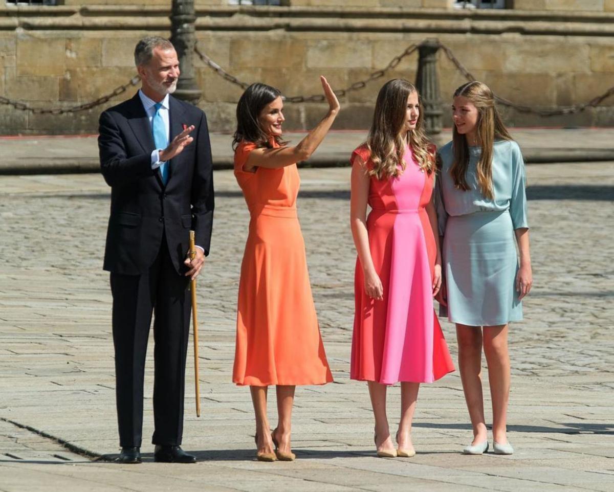 Los reyes de España y sus hijas, la princesa Leonor y la infanta Sofía, en el Obradoiro el 25-J de 2022 / C. A.