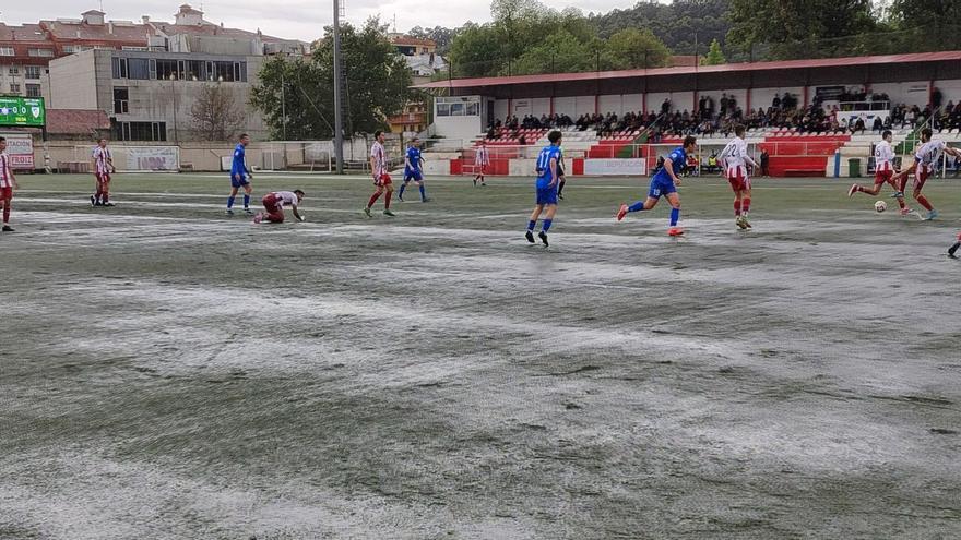 Partido del Alondras contra el Arteixo este mayo, en donde se aprecia el deterioro del césped del campo de O Morrazo.