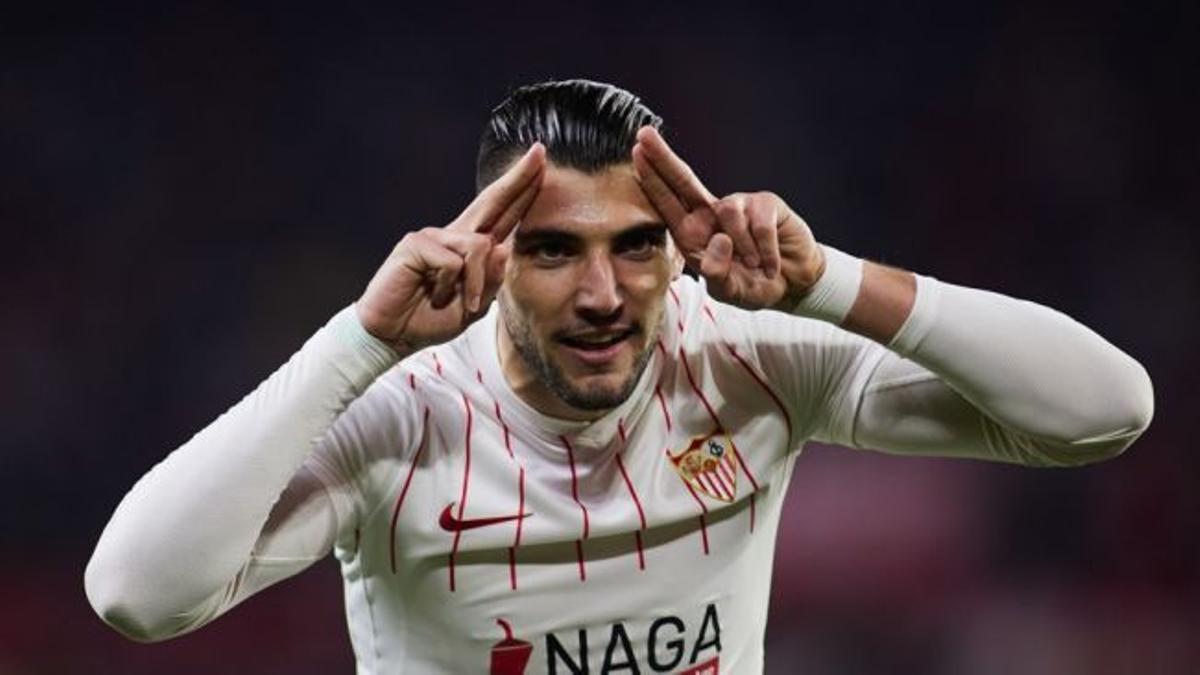 Rafa Mir celebra un gol con el Sevilla