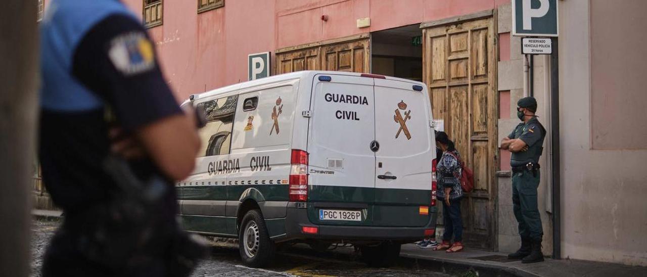 Traslado de detenidos a un juzgado de La Orotava