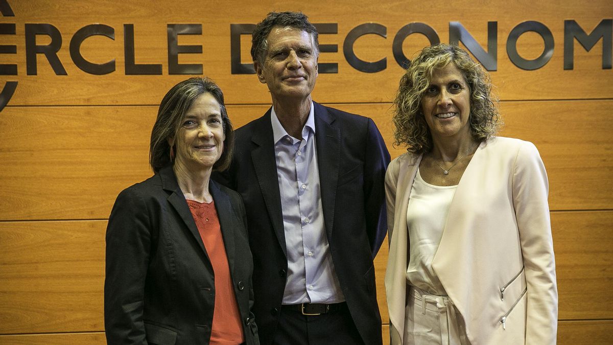 Jaume Guardiola con la economista Teresa Garcia-Milà, izquierda; y la editora Núria Cabutí