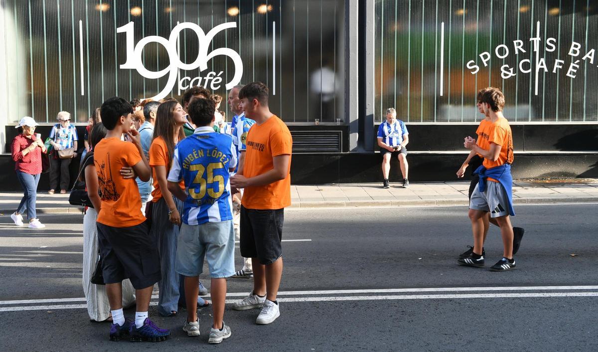 Aficionados del Dépor de naranja antes del duelo ante el Elche.