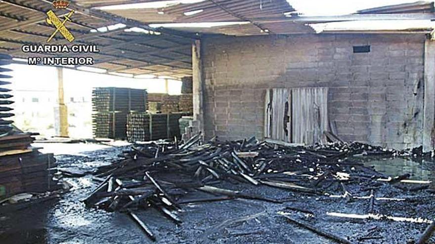 Estado en el que quedó el almacén de madera tras el incendio.