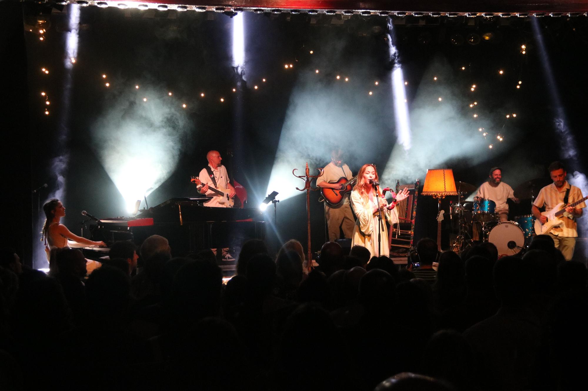 El concert de Beth Rodergas a la sala "Luz de Gas", en imatges