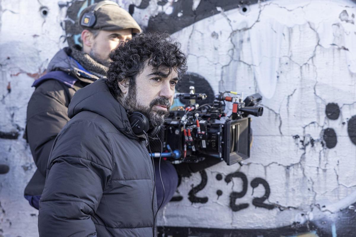Paco Caballero durante el rodaje de la serie basada en la novela de Moreno.