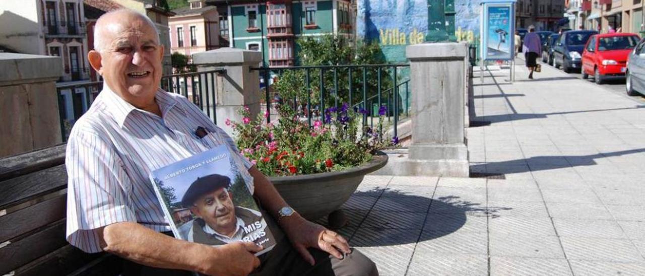 Alberto Torga, con el libro de sus memorias, ayer, en Nava.