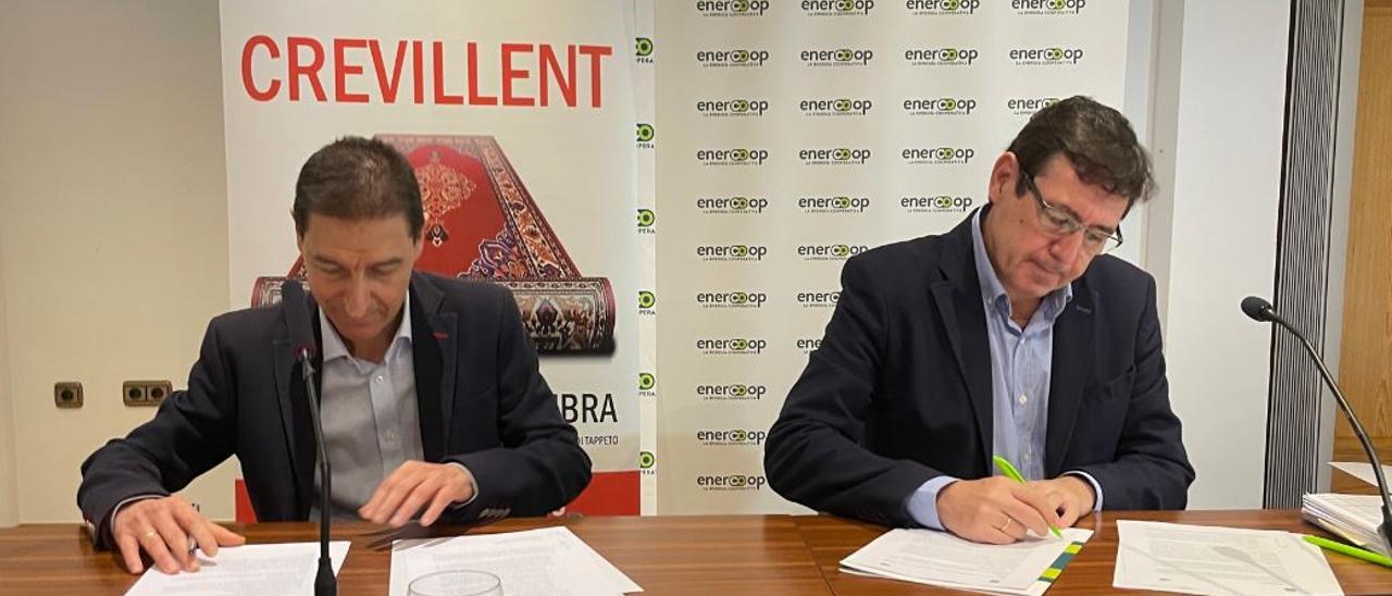 Un momento de la firma del acuerdo entre Enercoop y Unifam, hoy en Crevillent