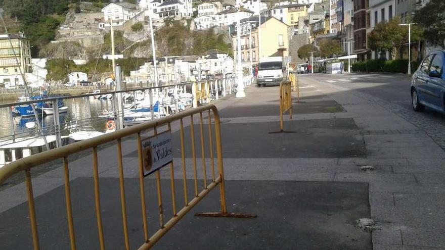 Iniciada la obra del paseo del Muelle luarqués, que durará mes y medio