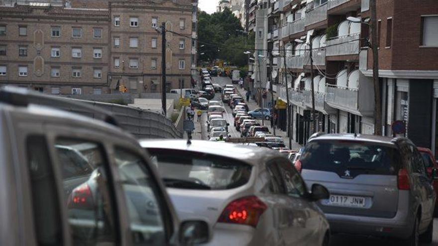 La cua a la carretera del Pont de Vilomara arribava a la cruïlla amb el carrer Viladordis