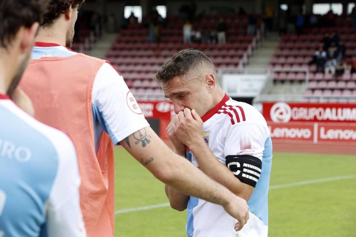 Samu llora desconsolado después de empatar ante el Valladolid Promesas y certificar el descenso del Compos.