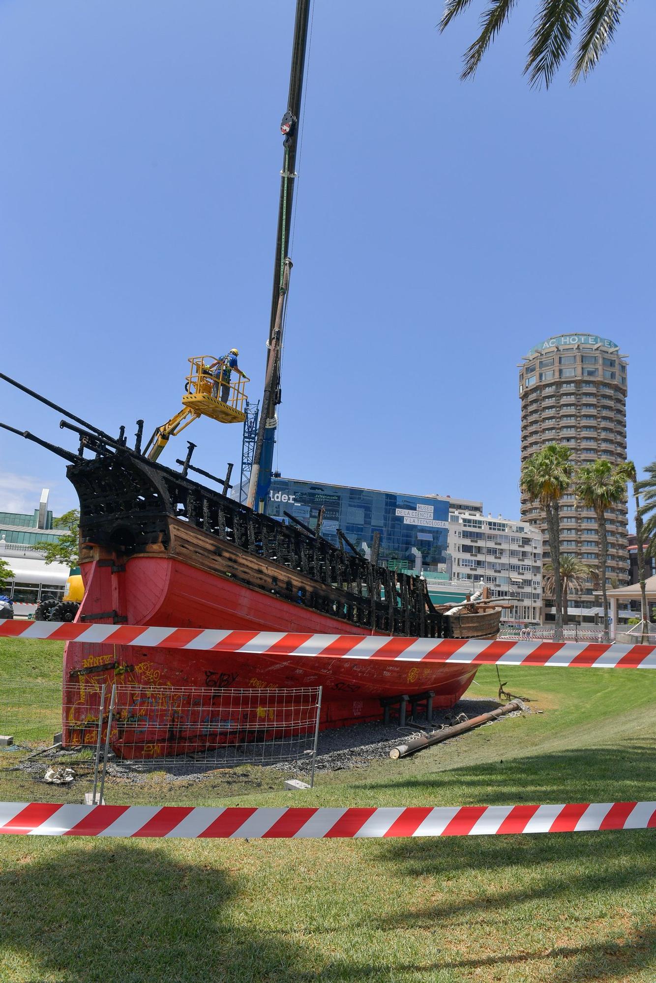 Arde la réplica de 'La Niña' en el Parque de Santa Catalina