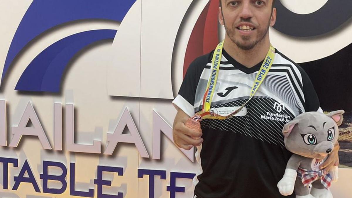 Alberto Seoane, con su medalla de bronce en Tailandia. |  // LA OPINIÓN